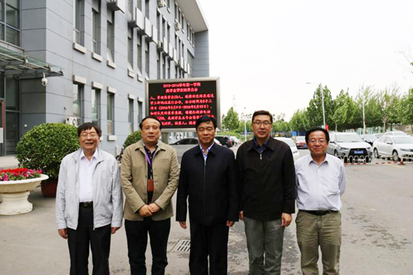 孙进院长与天津职业大太阳集团城长刘斌（左二）、原校长董刚（右二）等校领导合影