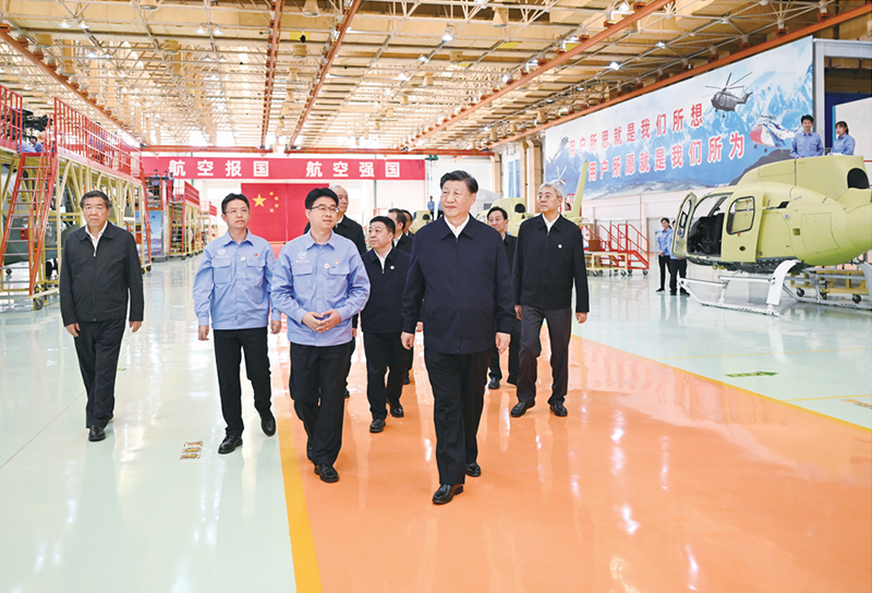 2023年10月10日至13日，中共中央总书记、国家主席、中央军委主席习近平在江西考察。这是11日上午，习近平在景德镇市昌河飞机工业（集团）有限公司考察。 新华社记者 燕雁/摄