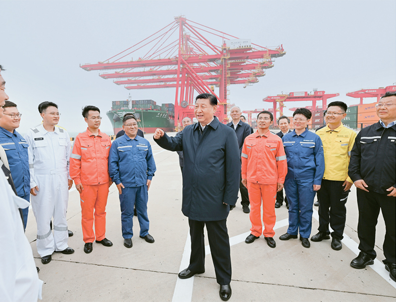 2024年5月22日至24日，中共中央总书记、国家主席、中央军委主席习近平在山东考察。这是22日下午，习近平在日照港亲切慰问港口科技工作者、运营人员、航运人员。 新华社记者 谢环驰/摄