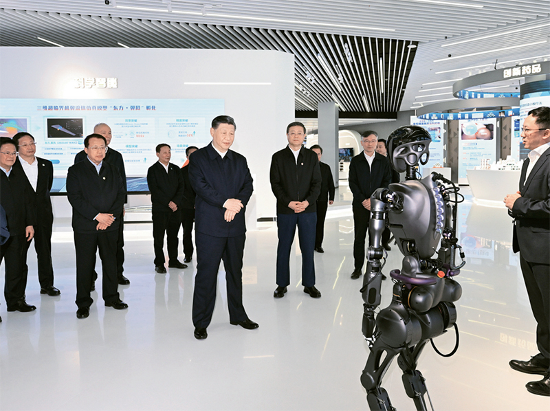 2023年11月28日至12月2日，中共中央总书记、国家主席、中央军委主席习近平在上海考察。这是11月28日下午，习近平在浦东新区张江科学城参观上海科技创新成果展。 新华社记者 谢环驰/摄