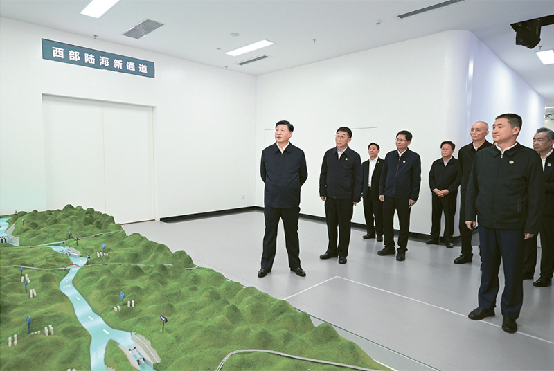 2023年12月14日至15日，中共中央总书记、国家主席、中央军委主席习近平在广西考察。这是14日上午，习近平在南宁市考察中国—东盟信息港股份有限公司，结合平陆运河沙盘听取西部陆海新通道骨干工程建设汇报。 新华社记者 谢环驰/摄